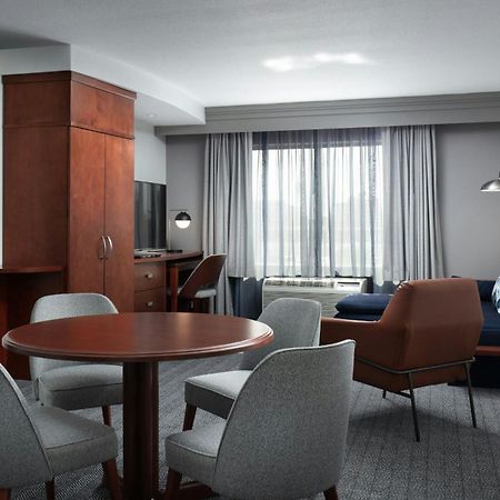 Готель Courtyard By Marriott Wichita At Old Town Екстер'єр фото