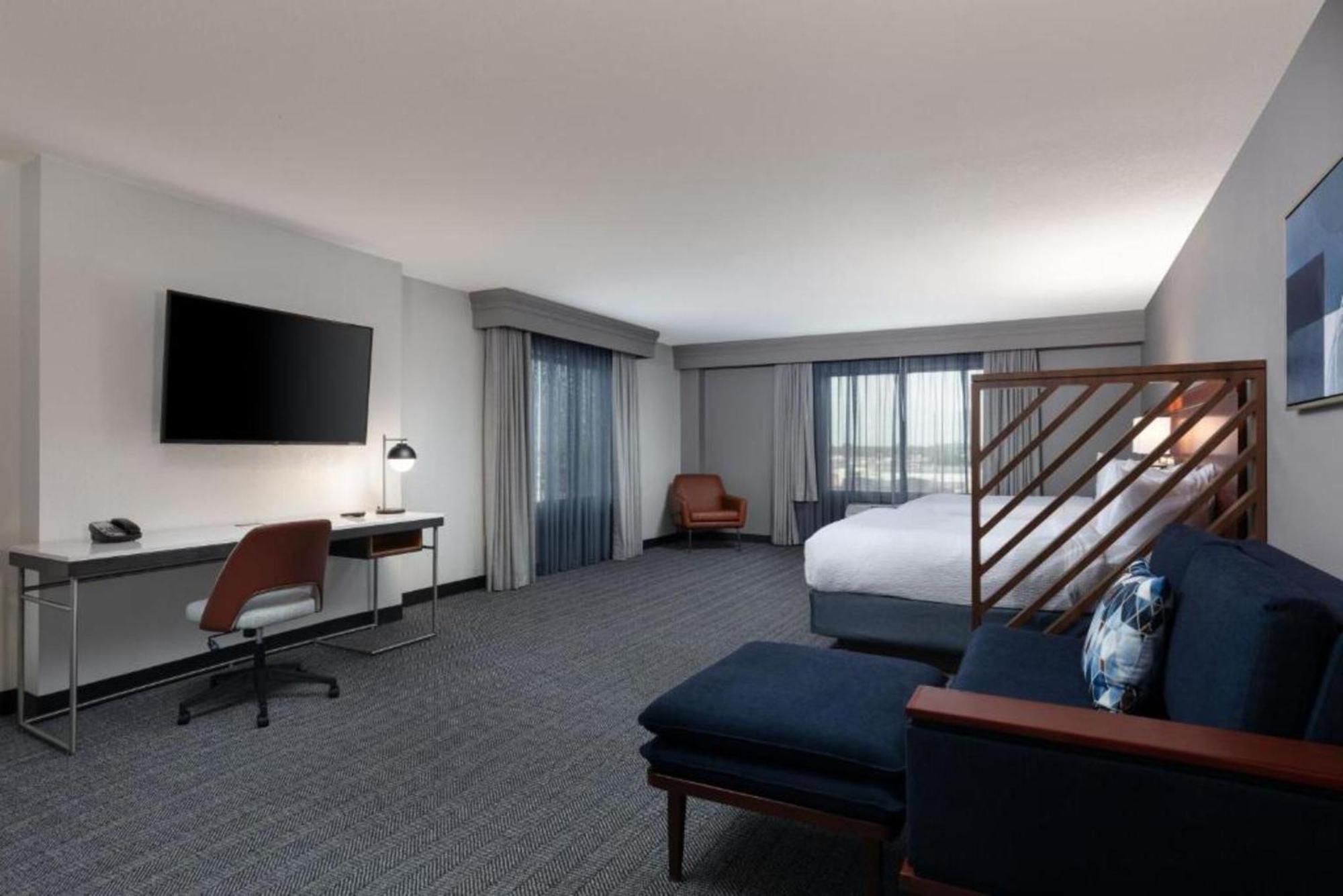 Готель Courtyard By Marriott Wichita At Old Town Екстер'єр фото