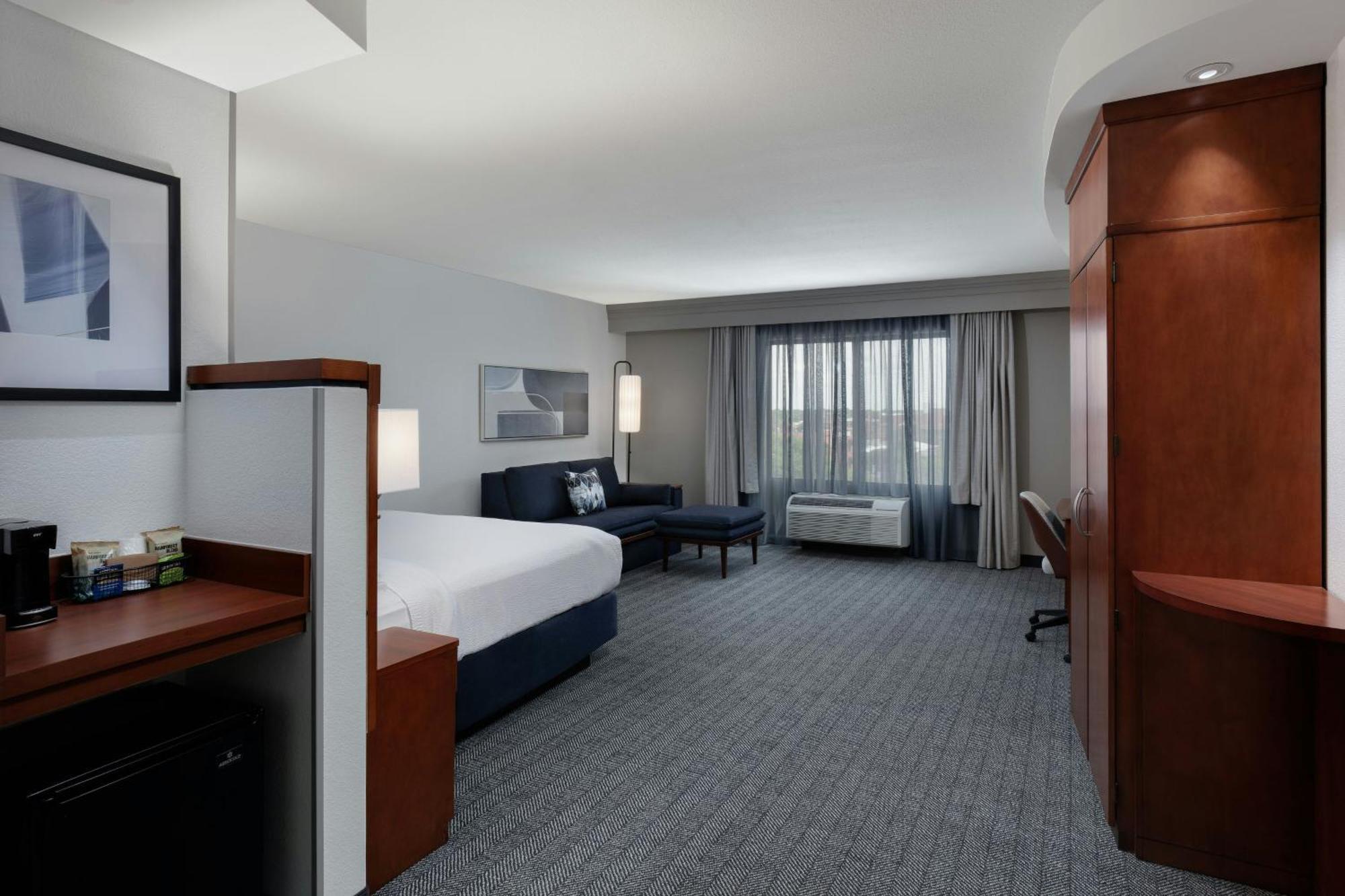 Готель Courtyard By Marriott Wichita At Old Town Екстер'єр фото