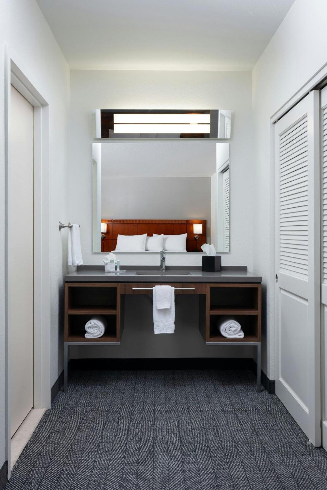 Готель Courtyard By Marriott Wichita At Old Town Екстер'єр фото