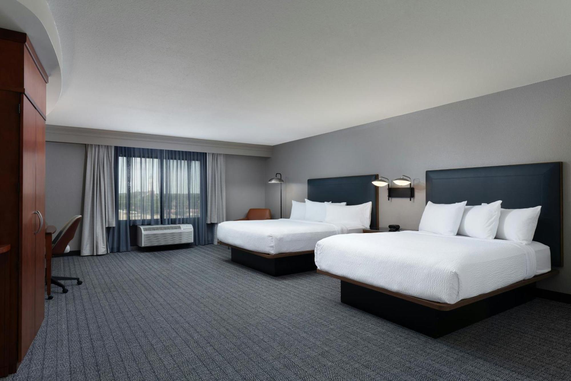 Готель Courtyard By Marriott Wichita At Old Town Екстер'єр фото