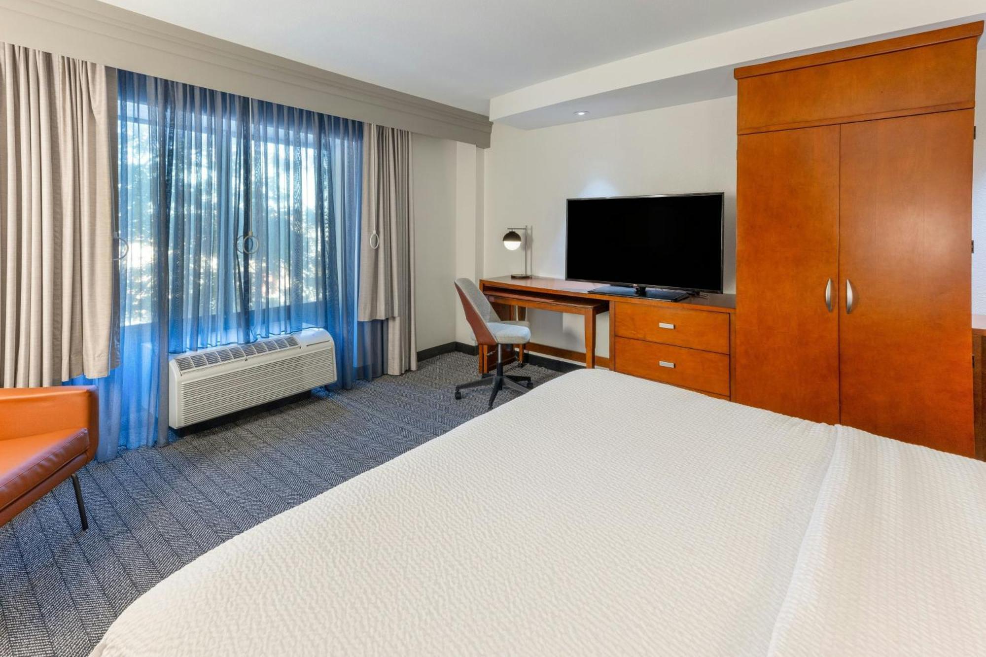 Готель Courtyard By Marriott Wichita At Old Town Екстер'єр фото