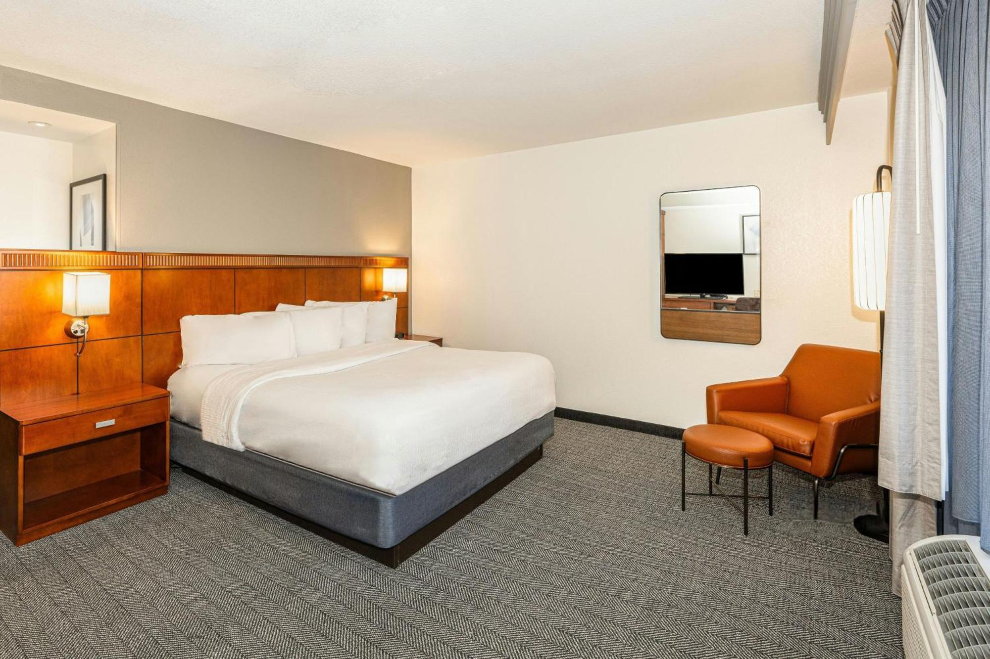Готель Courtyard By Marriott Wichita At Old Town Екстер'єр фото
