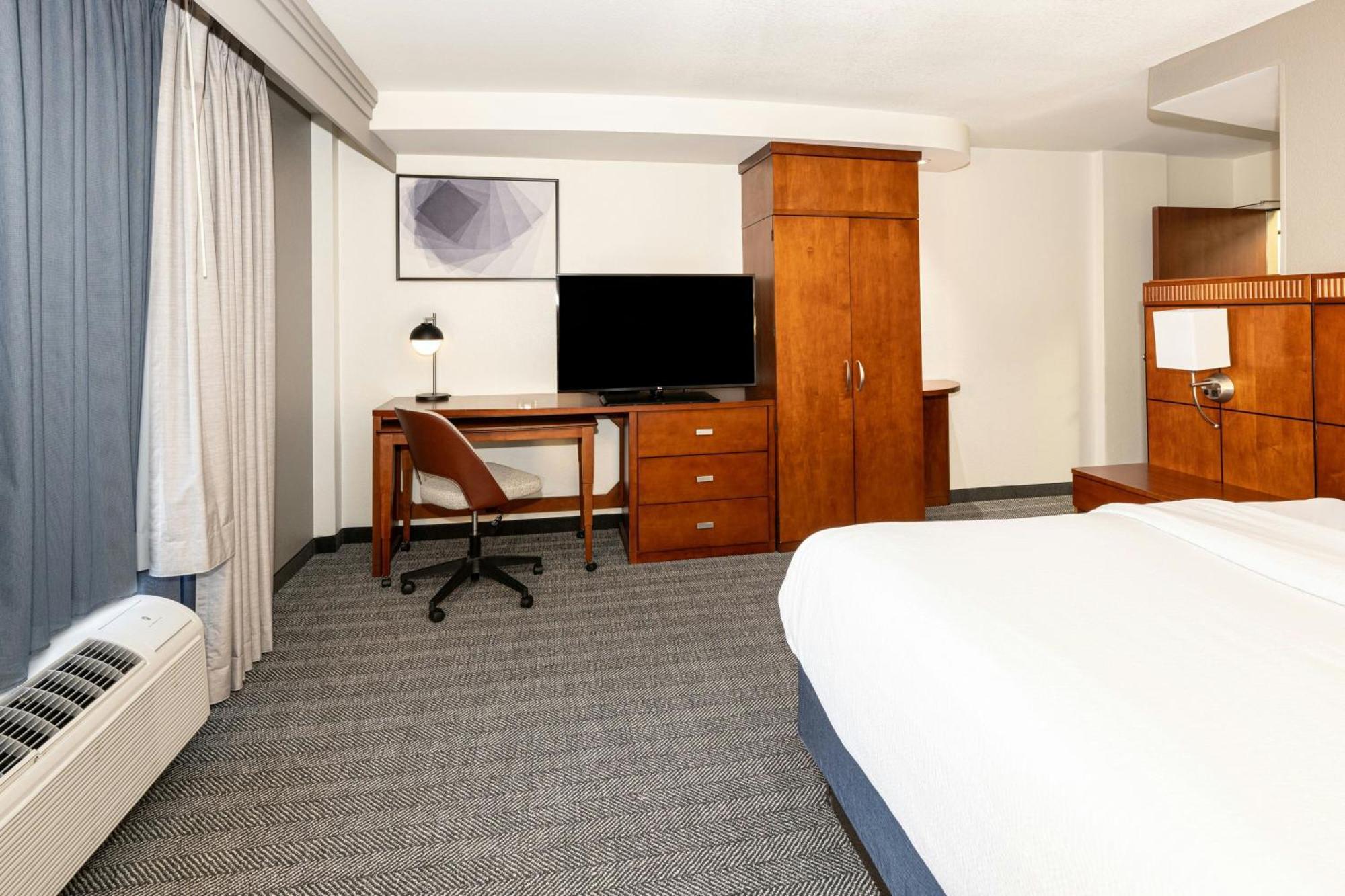 Готель Courtyard By Marriott Wichita At Old Town Екстер'єр фото
