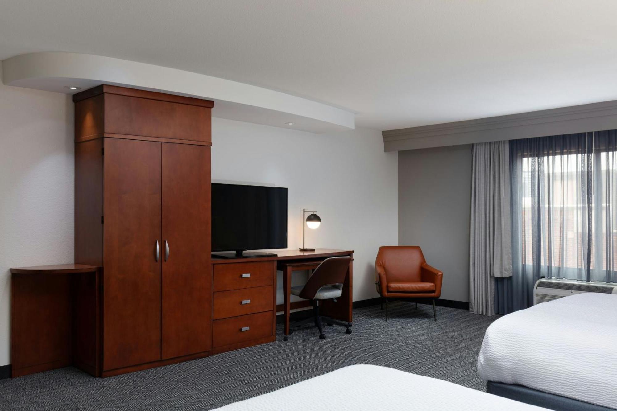 Готель Courtyard By Marriott Wichita At Old Town Екстер'єр фото