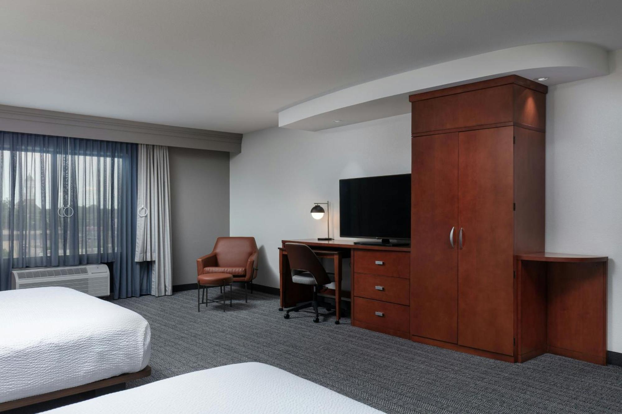 Готель Courtyard By Marriott Wichita At Old Town Екстер'єр фото
