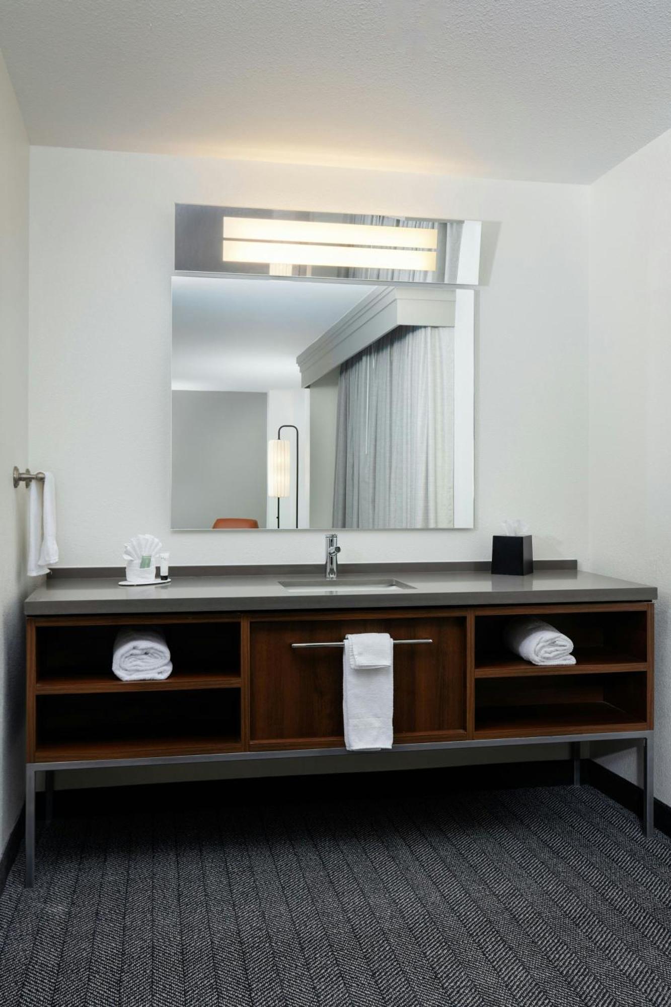 Готель Courtyard By Marriott Wichita At Old Town Екстер'єр фото