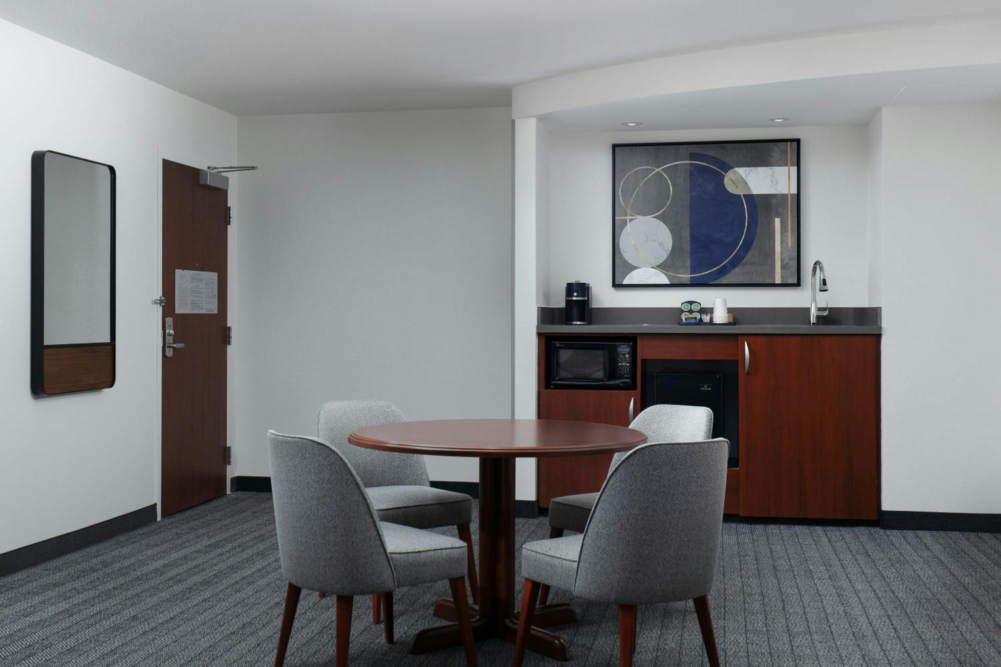 Готель Courtyard By Marriott Wichita At Old Town Екстер'єр фото
