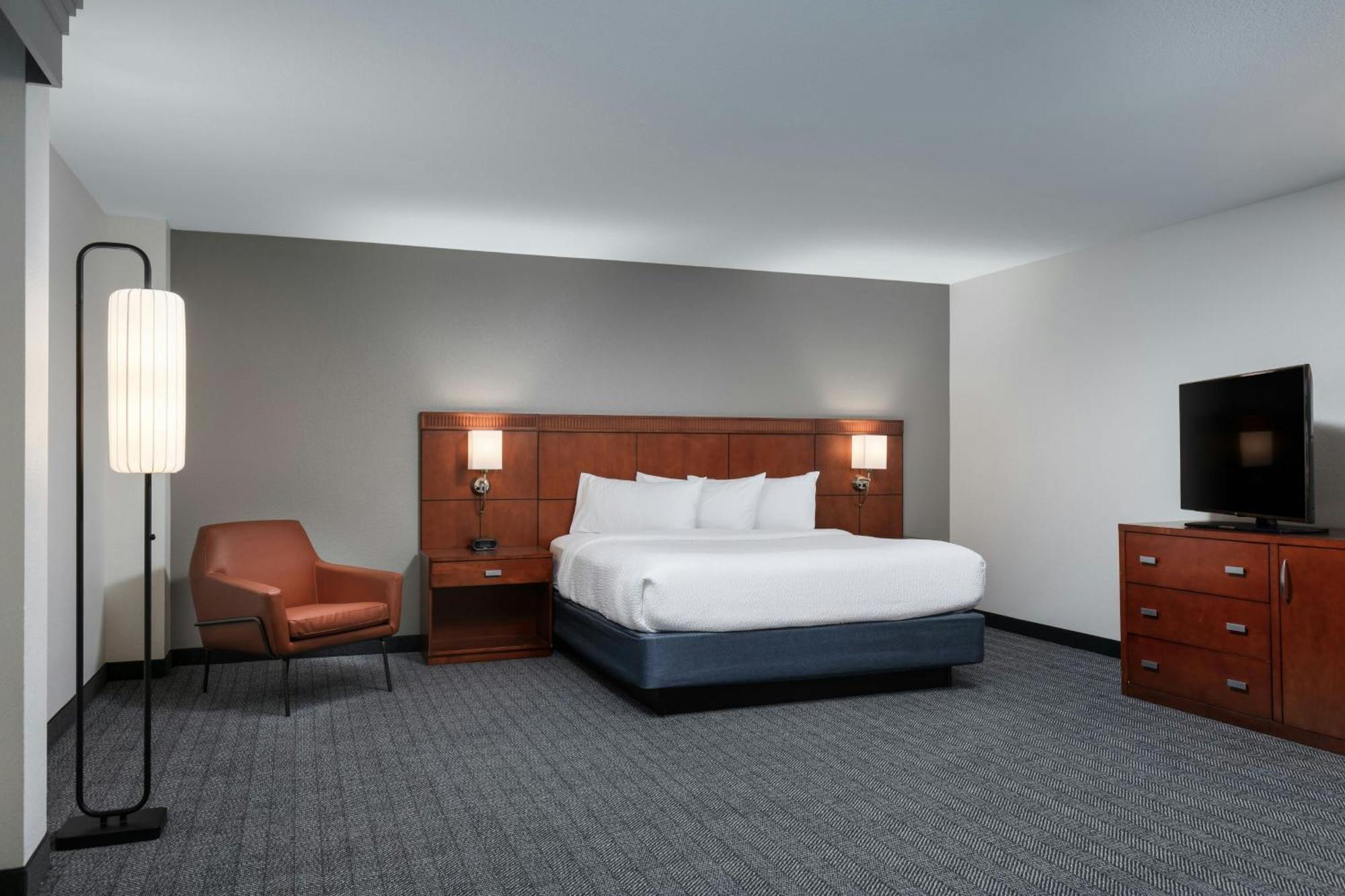 Готель Courtyard By Marriott Wichita At Old Town Екстер'єр фото